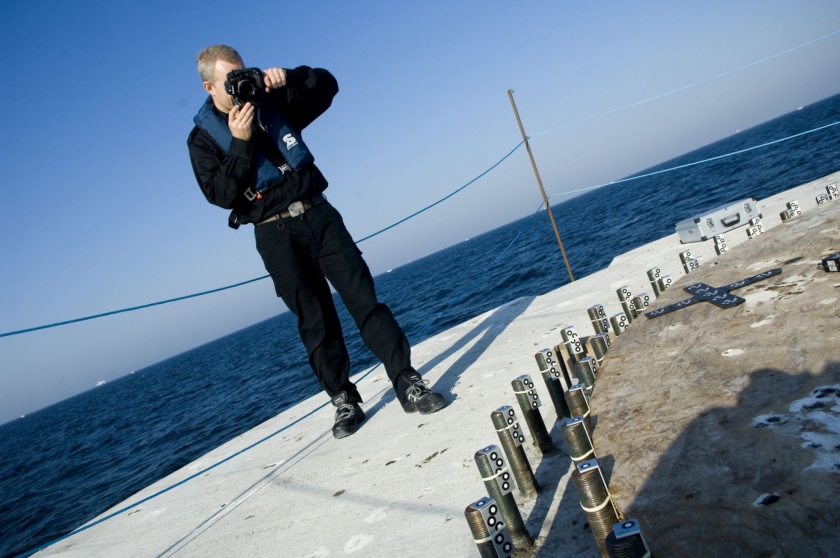 Man using GOM&#039;s TRITOP photogrammetry system.